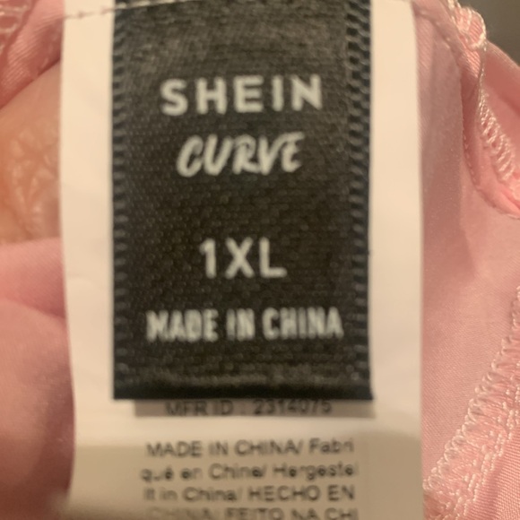 🩷🩷SHEIN CURVE 1X PINK DRESSY TOP. WITH BEAUTIFUL BLING BUTTONS🩷🩷 - Picture 5 of 5